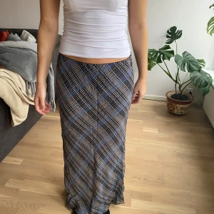 Maxikjol strl m från jackpot - Snygg lång kjol med rutor i beige och blått