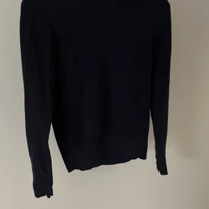 Finstickad tröja  - Mörkblå finstickad tunn tröja, guldknappar vid ärmarna. Aldrig använd!  Köp gärna fler saker av mig för billigare priser😊