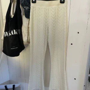 mjukisbyxor  - ben vita mjukis från zara i stickat material, storlek m