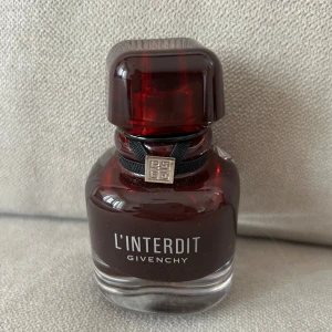 Givenchy L'Interdit Rouge EdP 35ml - Knappt använd parfym va 80% kvar. Förvarad mörkt och svalt. 
