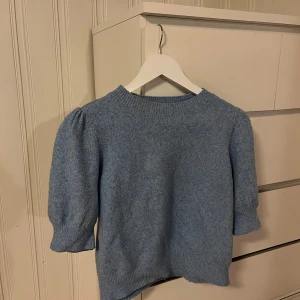 Söt topp  - Fin stickad tröja från vero Moda, använd nån gång🌟