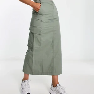 Grön kjol från Monki - Säljer en supercool grön långkjol från Monki. Den har en avslappnad passform med stora fickor på sidorna och en dragkedja fram. Perfekt för en casual look eller när du vill ha något bekvämt men ändå stiligt. Kjolen är oanvänd, nypris: 400kr