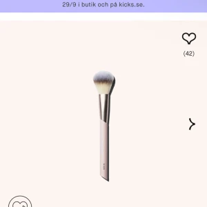 Flaer smink borste  - Säljer min sminkborste från flaer. I nummer 204. Man kan applicera Blush/rouge och puder med den. Köpt för 159kr säljer för 90kr. 💕