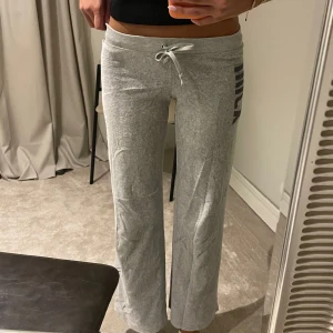 Grå Juicy byxor XS - Säljer dessa snygga Juicy byxor i grått eftersom de är för korta för mig (jag är 173cm). Storlek XS. Mycket fint skick!💘