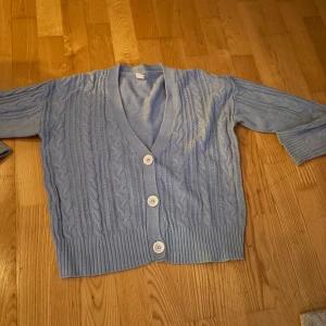 Stickad kofta - Jätte fin stickad kofta,inga tecken på användning,säljs inte längre!