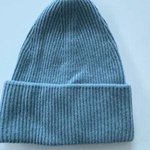 Soft Goat beanie  - Jättefin Soft Goat beanie mössa i fin blå färg. One size, 100% cashmire.  Jättefint skick 😊. 
