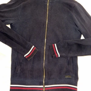 Burton London  - Säljer denna Burton London tröjan i storlek S,  Kontakta vid frågor & funderingar 🍀