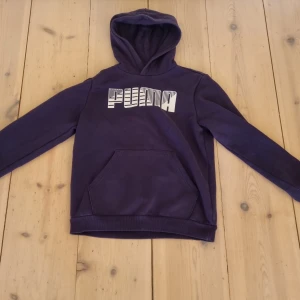 Mörkblå puma hoodie - Hej! Jag säljer min puma hoodie för att jag inte använder den. Skick är 9 av 10. Kontakta för minsta tanke om hoodien