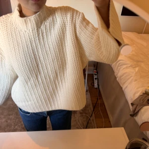 Stickad tröja OANVÄND - Säljer denna stickade tröja från Zara som jag aldrig använt (prislappen sitter kvar). Säljer den här på grund av att jag inte passar i den modellen och glömde lämna tillbaka tröjan i tid. Köptes för 399kr och säljer för 180kr EXKLUSIVE frakt!