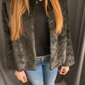 Pälsjacka - Från Hm i strl M,aldrig använd💖Tveka inte att höra av dig vid frågor eller exempelvis fler bilder☺️