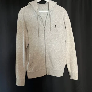 Ralph lauren hoodie - Tja, säljer denna snygga polo Ralph lauren hoodien. Den är i bra skick typ 8/10. Kan gå ned i pris vid snabb affär