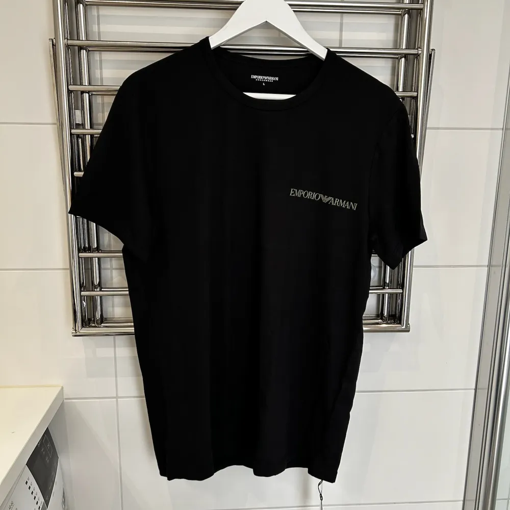 Säljer en Emporio Armani T-shirt med gult tryck. Tröjan är helt ny, helt oanvänd och är i mycket bra kvalitet. Hör av er vid frågor.. T-shirts.