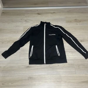Hugo Boss  - Jag säljer min Hugo boss kofta för de e lite för mig. 