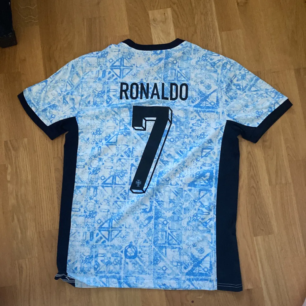 Helt ny p använd skick10/10 iga skador ingenting på ryggen står det Ronaldo 7, priset kan diskuteras.. T-shirts.