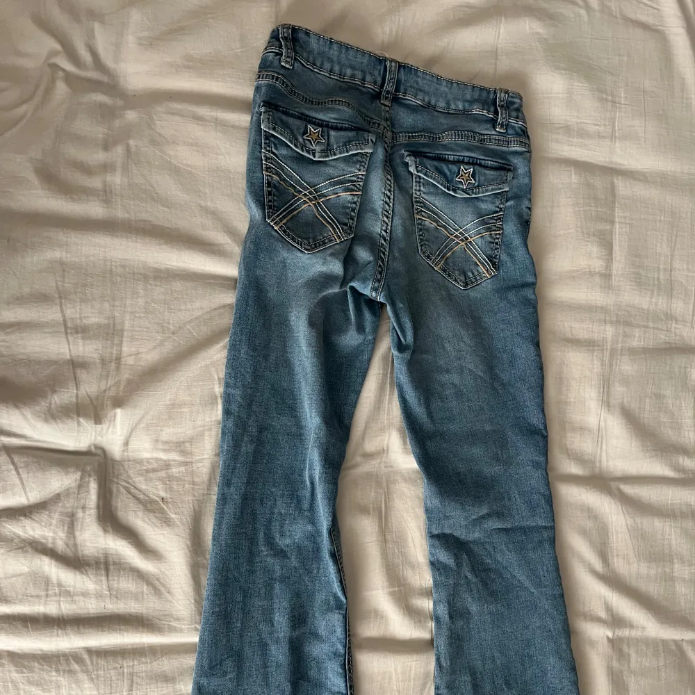 Jag säljer mina jeans som är storlek 158. De är från Lindex jag köpte de för 400 eller 500 är inte säker på vilken det var. De har stjärnor på fickan och de är bootcut. Köparen står för frakten . Jeans & Byxor.