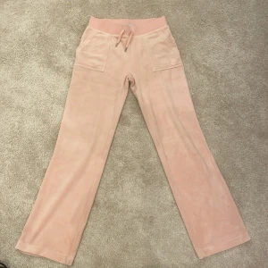 Juicy Couture rosa - Bra skick, inte använt mycket, lite missfärgning längst ner bak. Se bild. Storlek M.