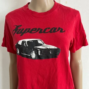 T-shirt med tryck bil - Inget att anmärka på 