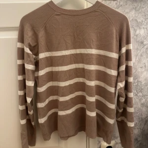 Tröja  - Säljer denna randiga tröjan köpt på Vera Moda 
