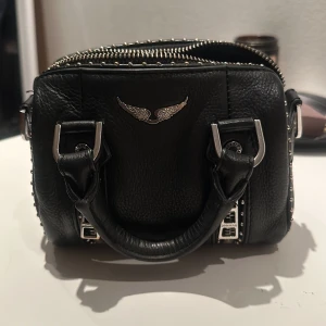 Zadig voltare väska  - Jag säljer min zafig väska nu vilket jag har tröttnat på den och haft den länge. Fortfarande i jättebra sick och den är väldigt användbar. Priset kan ändras 