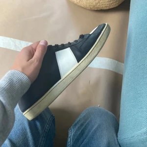 Saint lurent skor - Säljer dom här skit snygga unika saint Laurent skorna 👟 med en still ren svart vitt färg 🎨 som på minner om fly crews men är int lika main stream skick 7/10 ny pris 6000kr 💸 mitt pris 1500🤩  Äkthet kan garanteras   Mvh Frank 