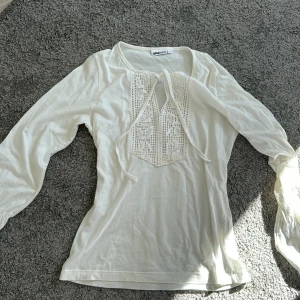 Söt blus! - Jättebra skick! Är I storlek L men sitter perfekt på mig som har xs💕
