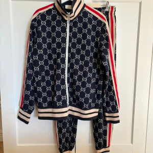 Gucci set - Otrolig kvalitet och går inte att se om det är äkta eller inte. Storlek M passar en xs-m både man/kvinns. Ny och aldrig använd 