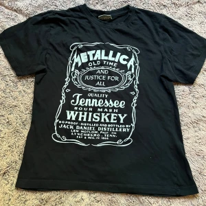 Söt Metallica/whiskey t shirt  - Fint skick. Snygg topp inte min stil längre. 