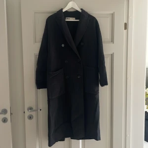 Grå/svart kappa - Grå/svart kappa från zara i bra skick! 