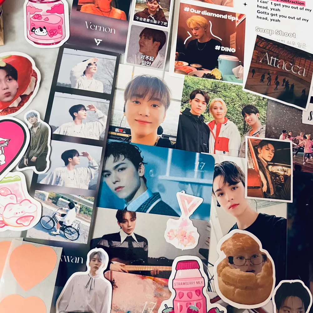 En samling av K-pop merchandise med olika fotokort, klistermärken och bilder. Det finns flera bilder av medlemmar från gruppen Seventeen, inklusive Vernon och Seungkwan samt Dino. Ej officiell.. Övrigt.