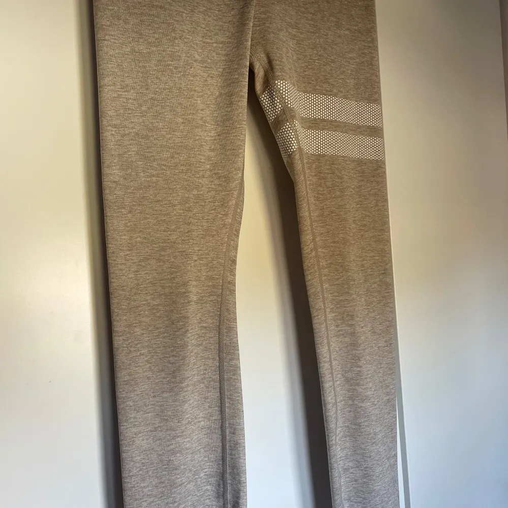 Säljer dessa beiga tränings tights från stronger i storlek XS, använda en gång men inga defekter! Nypris 700kr och säljer för 290kr🤍. Sportswear.