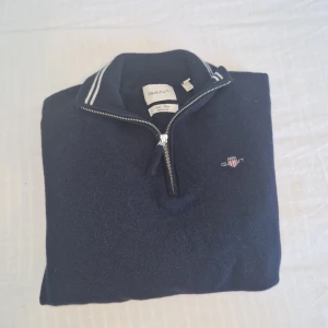 Gant half zip - Storlek: S Skick: Utmärkt  Använd en gång säljer pga för liten.