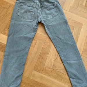 Dondup jeans - Säljer ett par fina dondup jeans i en grå färg. De har inga direkta slitage. Säljer för att de inte är min stil. Kom med prisförslag. OBS! TRYCK INTE PÅ KÖP NU KNAPPEN!