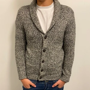 Abercrombie & Fitch Cardigan - Tjena! Säljer nu min Abercrombie & Fitch cardigan i strl XS men skulle säga att den passar S med, väldigt varm och skön och det finns inga defekter på den. Nypris 1299 Mitt pris: 599✌🏽
