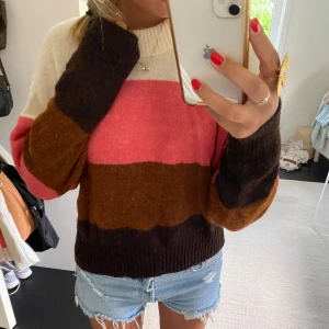 Stickad tröja - Säljer min as snygga stickade tröja, använd ett fåtal gånger, köpt för 499kr🥰🔥