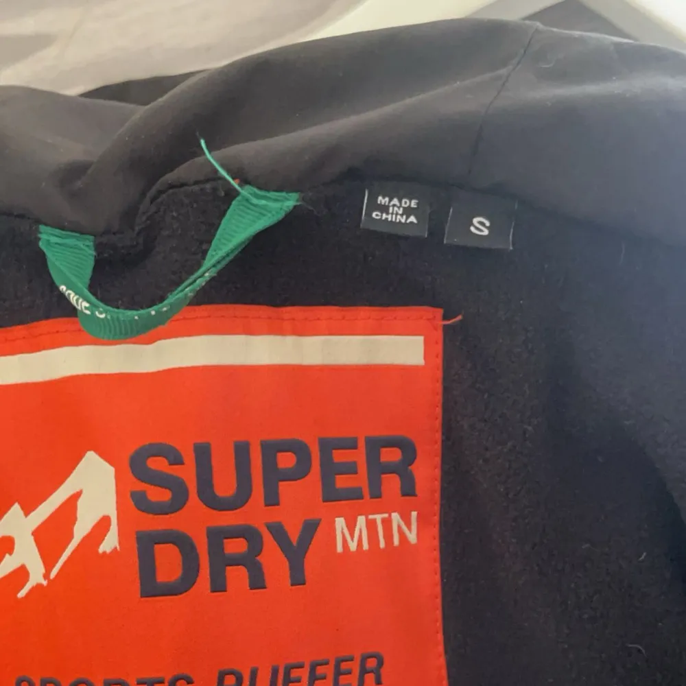 super skön vinterjacka från superdry, unisex så den passar alla! i storlek s och jättebra skick, den är knappt använd och köpte förra vintern!. Jackor.