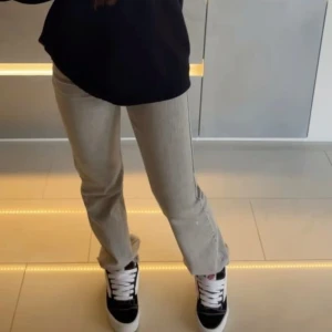 Gråa jeans  - Super snygga Gråa jeans från gina tricot  Lite low waist  I  rätt så nytt skick bara använda 1 gång Pris går att diskuteras  