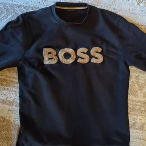 Boss sweatshirt - Har använt ganska mycket men den är inte sönder någonstans. Köpte för 1600