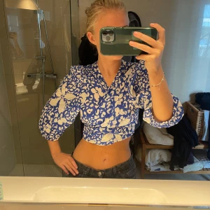 Topp från lindex - Fin topp från lindex som man knyter där bak