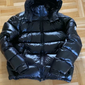 Moncler Maya  - Moncler Maya i nyskick, säljes endast för att jag är i behov av en större storlek därav billigt pris. Bästa skicket man kan hitta!