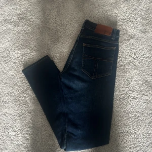 Tiger of sweden jeans - Säljer ett par helt oanvända jeans från Tiger of Sweden som är i storlek 30/32. 