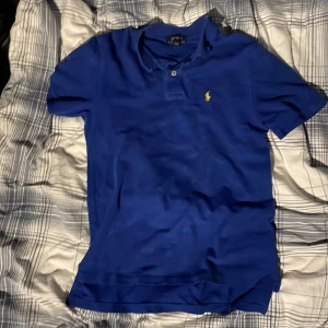 Blå Ralph lauren piké - Tja, denna tröjan är riktigt skön att ha på sig och är i bra skick
