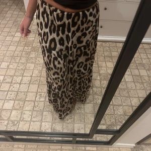 Trendig leopard kjol - Väldigt trendig lång leopradkjol från New Yorker❣️Endast använd en gånt så väldigt bra skick🙏. 