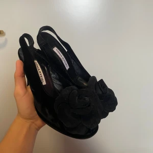 Svarta Mocka klackar Sonia Rykiel - Vintage klackar i tjock mocka med ros från Sonia Rykiel 