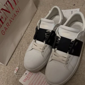 Valentino skor - Säljer mina Valentino opens skor. Använda endast ett par gånger. Allt medföljer som man ser på bilderna