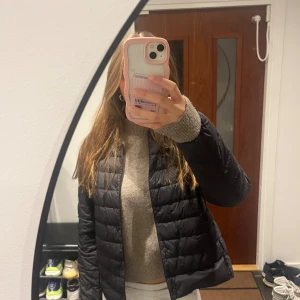 Uniqlo jacka - Säljer nu denna superfina höst jacka från uniqlo. I princip nyskick, knappt använd💕💕