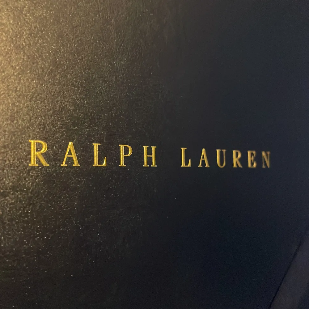 Snygg och elegant presentask/box från Ralph Lauren. Asken är mörkblå/svart med guldtext och har en stilren design. Perfekt för att ge bort en exklusiv present eller förvara något speciellt.. Övrigt.