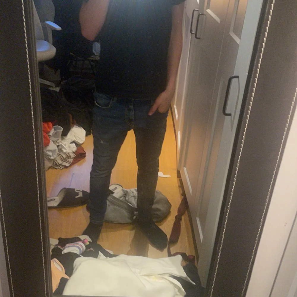 Tja! Säljer mina as feta Zara jeans med en najs tvätt å snygga slitningar! Modellen är 176 och väger 56kg. W 31 men passar ändå bra på mig, skulle säga att de sitter lite mindre. Om du har frågor eller funderingar så hör av dig 🤙 Mvh JacobsCloset . Jeans & Byxor.