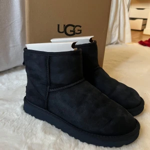 Mörkblå Uggs - Äkta Uggs i modellen Classic Mini I| Storlek 38 men passar mig som vanligtvis har 37-38 I väldigt bra skick och inga defekter. Sparsamt använda Originalkartongen finns kvar! Pris kan diskuteras Nypris 1995