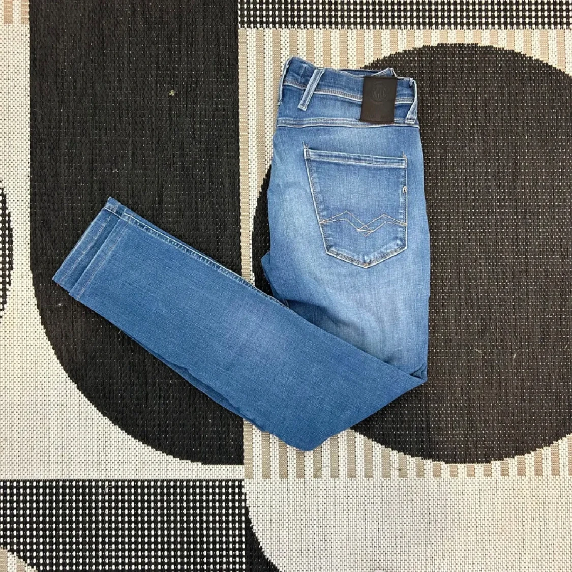 Replay jeans med slitning