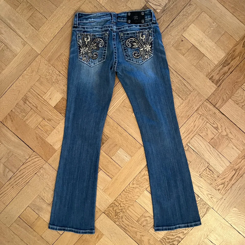 Riktigt snygga vintage miss Me jeans med unik tvätt! Perfekt mörkblå färg inför hösten🍁🍂💙 Skriv om du har några funderingar🙌 Innerbenslängd ca. 77cm Yttre benlängd ca. 98cm Midja ca. 37 cm. 🩵🩵. Jeans & Byxor.